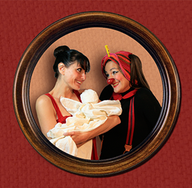 Portrait de famille dans un cadre en bois. Une danseuse et un clown tiennent une poupée de Chiffon en guise de bébé.