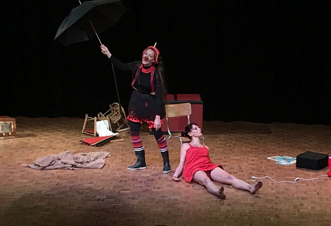 Le Clown rigole avec son parapluie ouvert