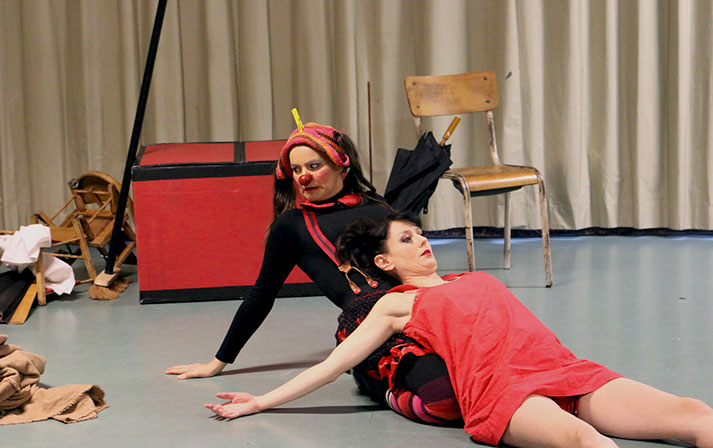 La danseuse est affalée sur le clown.