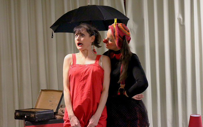 Le clown regarde la danseuse qui fait une grimace.