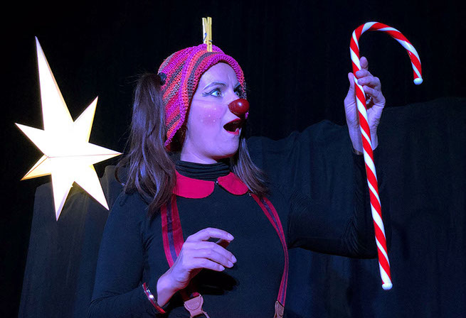 Le clown découvre un grand sucre d'orge