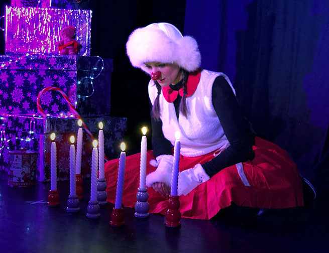 Le clown regarde 8 bougies