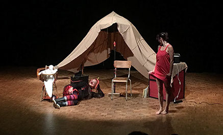 Photo du spectacle. Le clown et la danseuse tiennent le chiffon ensemble.